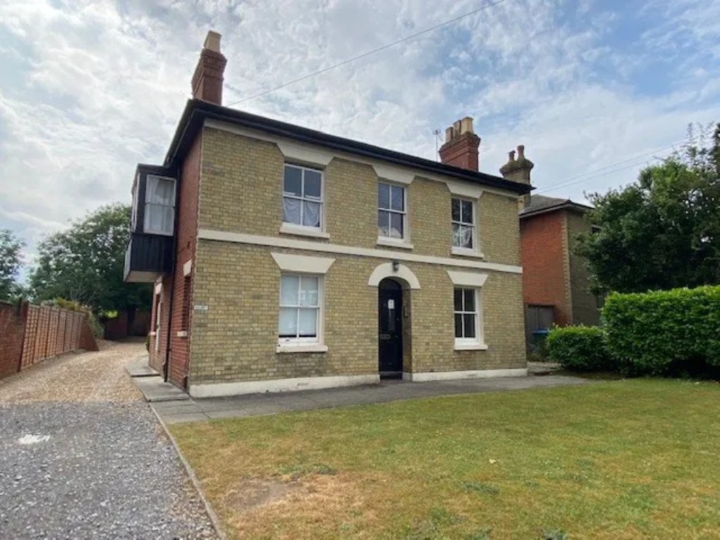 Lot: 181 - GROUND FLOOR FLAT FOR INVESTMENT WITH PARKING SPACE - View of the front